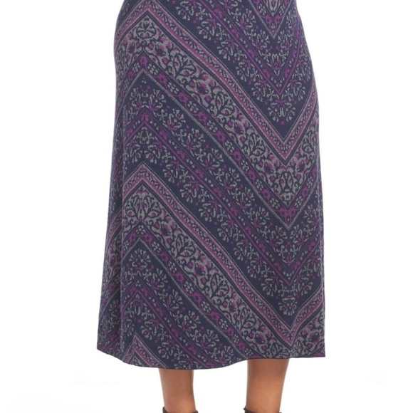 Foxcroft Dresses & Skirts - 🌻2/$30 Foxcroft NavyDiagonalJacquardKnitMidiSkirt